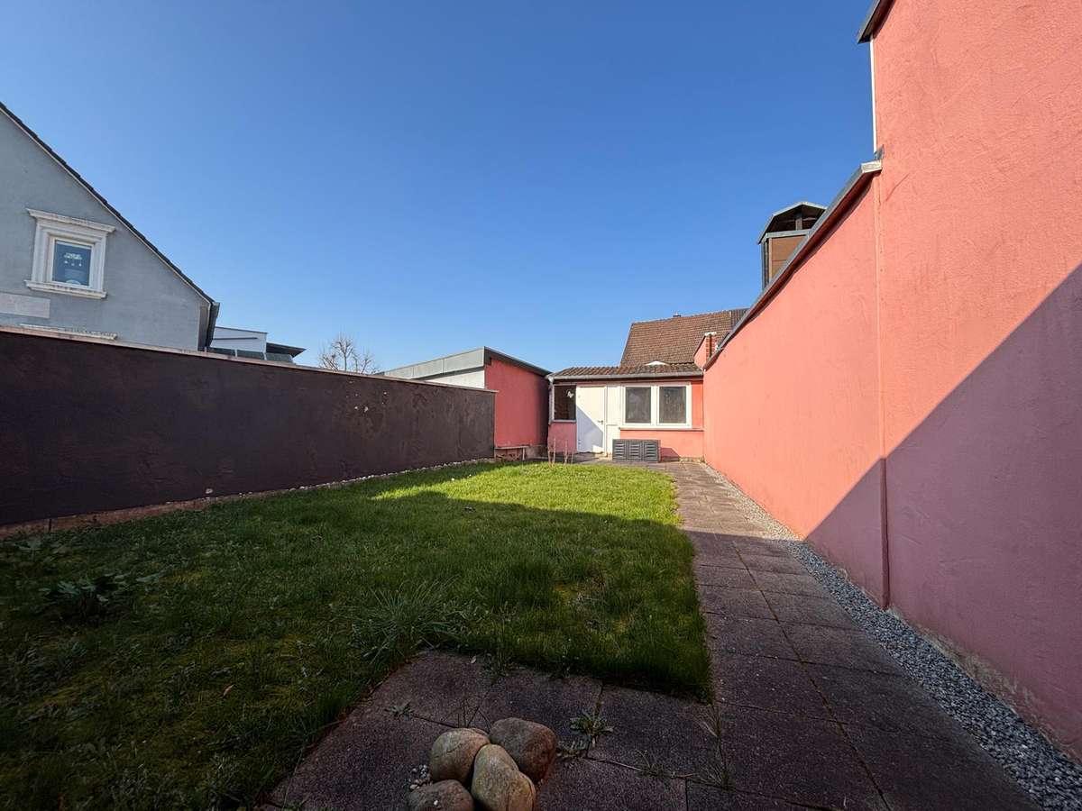 Otterbach - Reiheneckhaus mit 5 ZKB, 2,5 Bäder, Carport, Garten, Kamin - Foto 4